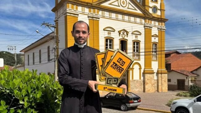 Religioso decidiu se inscrever no torneio nacional de truco em setembro deste ano