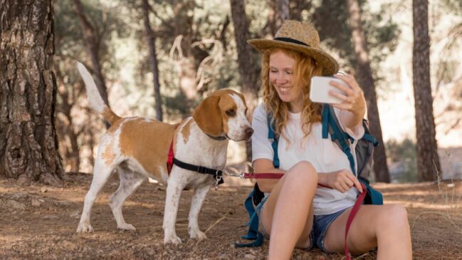 A busca por espaços e atividades que acolham os animais de estimação reflete uma mudança de comportamento na sociedade. 