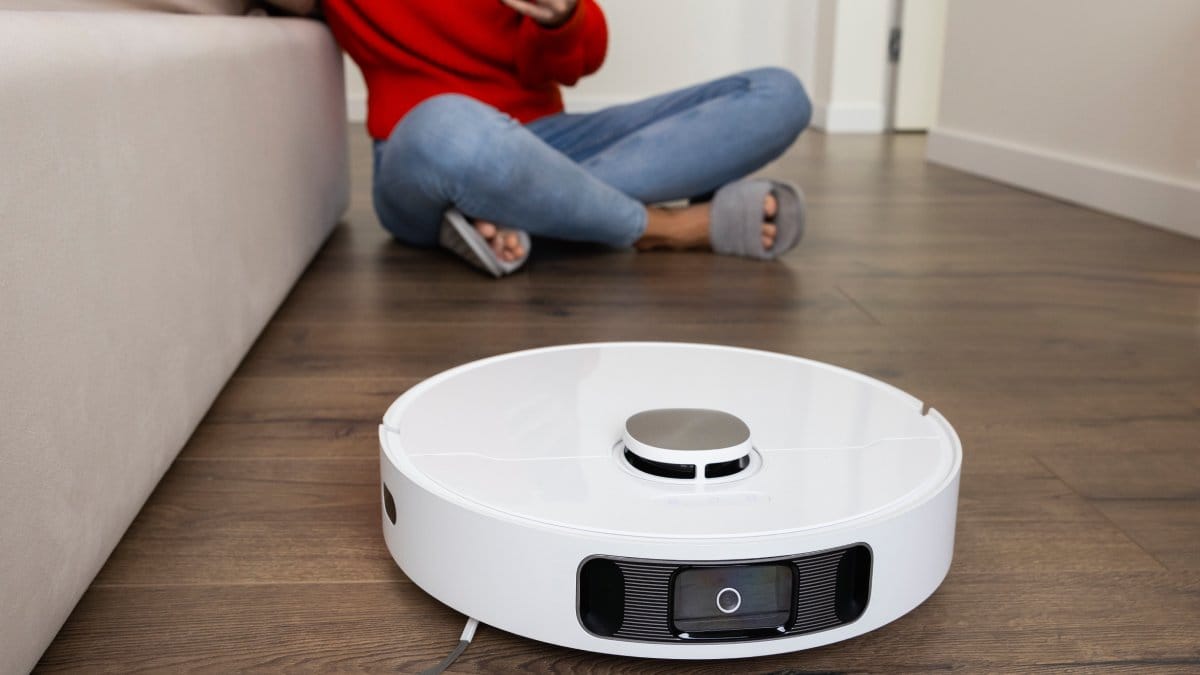 O segundo ponto positivo se conecta a essa economia: um modelo híbrido proporciona uma limpeza mais completa do que se você optasse por um robô que apenas aspira ou só passa pano. Fotos: Freepik