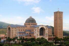 Aparecida está localizada a 180 quilômetros da capital paulista
