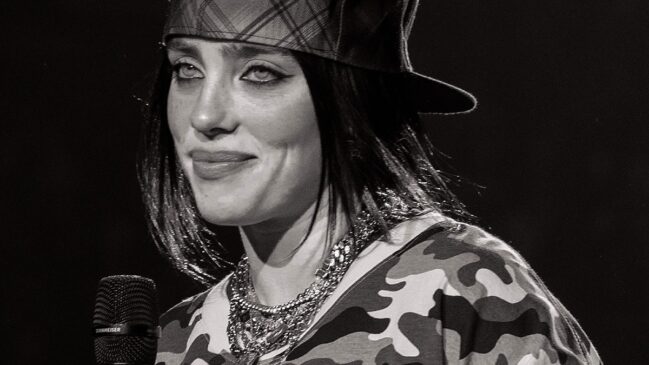 Billie Eilish caiu após ser puxada por fã