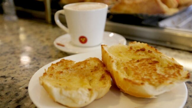 Combinação de pão com manteiga na chapa e café coado foi a que mais oscilou entre os itens combinados