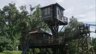 A casa chama atenção seu tamanho e valor