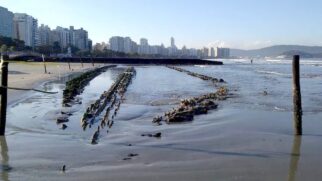 Destroços do Kestrel, embarcação que naufragou há 130 anos, voltaram a ficar visíveis na Praia da Aparecida com a maré baixa