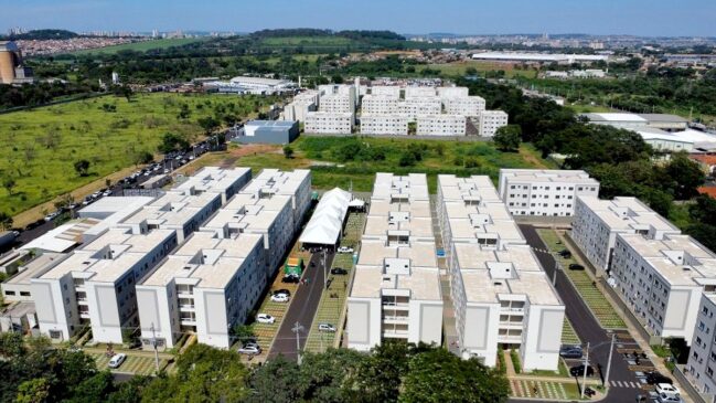 Famílias com renda mensal de até R$ 12 mil, atendidas pelo programa Classe Média, podem financiar imóveis de até R$ 500 mil