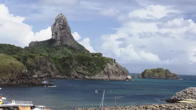 A ilha possui aproximadamente 1.500 habitantes