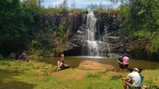 12 opções de cachoeira perto da Capital com trilhas curtas, poços rasos e acesso simples para um bate e volta sem estresse.