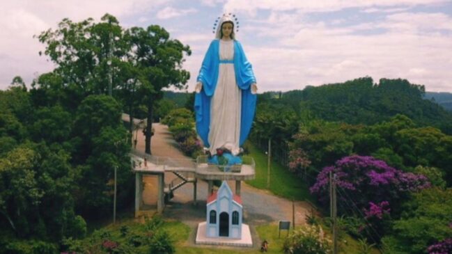 Saiba onde fica a estátua gigante, como ela foi construída e por que a devoção à Nossa Senhora das Graças cresce na região.