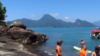 Ilha do Guaraú combina mar claro e Mata Atlântica em um dos cenários mais belos do litoral sul
