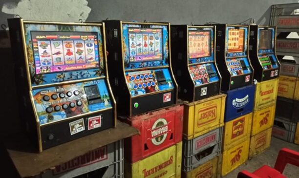 No local, policiais encontraram 57 máquinas caça-níqueis e diversas pessoas participando dos jogos (Foto meramente ilustrativa)