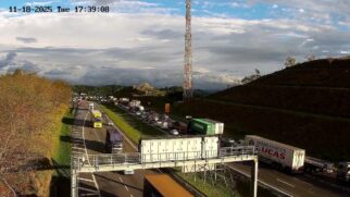Há tráfego congestionado do km 71 ao km 73