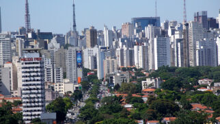Terreno está localizado próximo à Rua dos Pinheiros, que abriga vários bares e restaurantes, e também está próximo à estação Fradique Coutinho