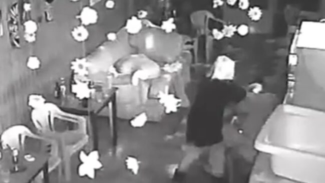 Dona do Bar da Dalva agride homem acusado de tentar roubar bebidas