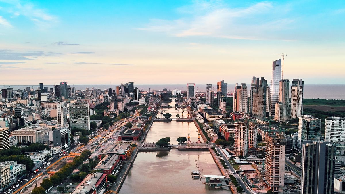 O equilíbrio entre custo de vida, cultura e qualidade urbana faz de Buenos Aires uma das capitais mais atrativas da região.