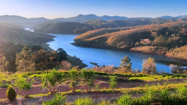 Essa cidade é cercada por represas do Sistema Cantareira, que constroem paisagens belíssimas