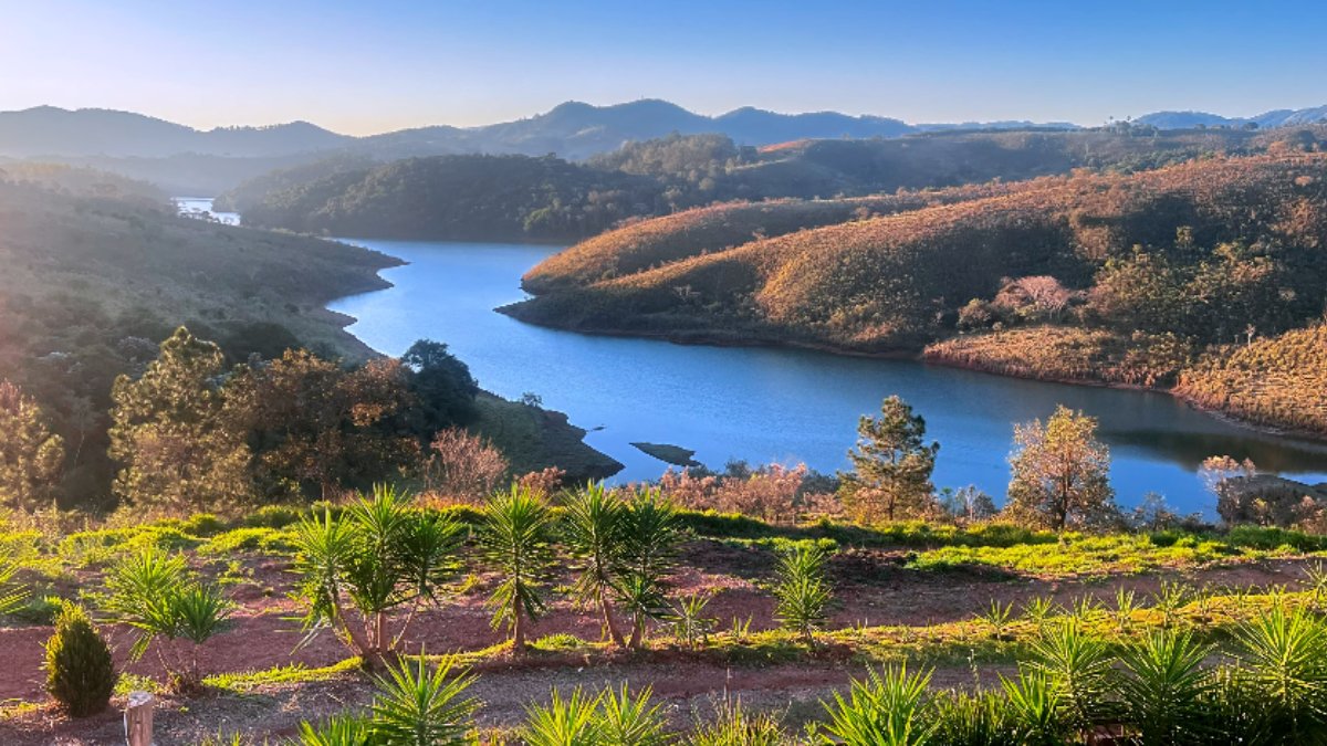 Essa cidade é cercada por represas do Sistema Cantareira, que constroem paisagens belíssimas