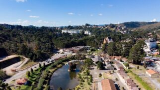 Campos do Jordão, no interior de São Paulo, é um charmoso destino turístico que atrai visitantes em busca de um clima ameno