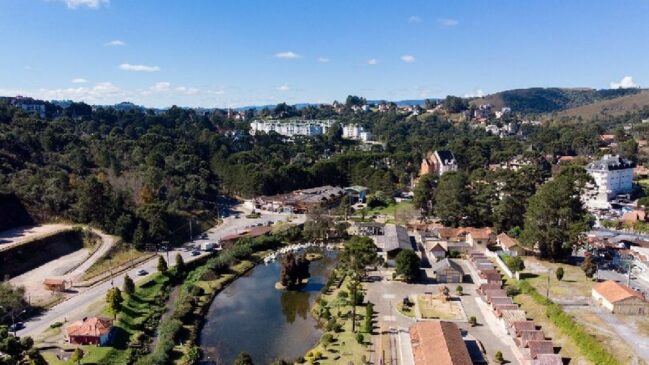 Campos do Jordão, no interior de São Paulo, é um charmoso destino turístico que atrai visitantes em busca de um clima ameno