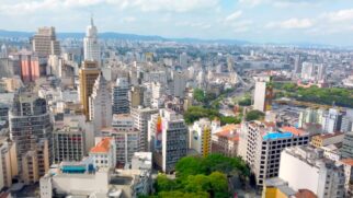 Patrimônio histórico e cultura asiática lado a lado no coração de São Paulo.