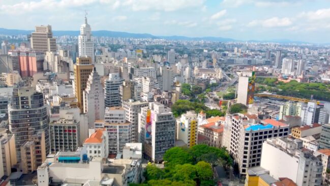 Patrimônio histórico e cultura asiática lado a lado no coração de São Paulo.