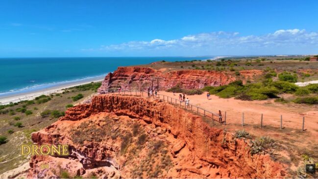 Clima seco, cactos e mar azul formam o cenário raro de Ponta do Mel, no litoral potiguar