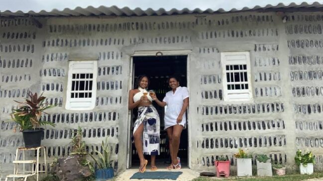 Ilha de Itamaracá transforma garrafas de vidro em casa sustentável