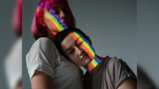 O estresse de minoria mostra que desigualdade não é apenas social; ela também é biológica. Impacta o sistema nervoso, o metabolismo e a própria expectativa de vida.