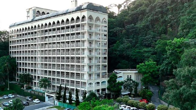 Com 40 mil m² de área total, sendo 90% de Mata Atlântica preservada, o Memorial Necrópole Ecumênica possui uma arquitetura chamativa e um paisagismo que une natureza e arte,
