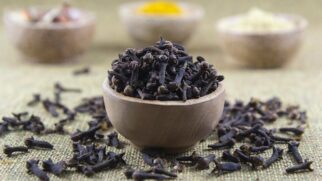 Eugenol presente no cravo é um dos compostos naturais mais estudados por seus efeitos antioxidantes e anti-inflamatórios