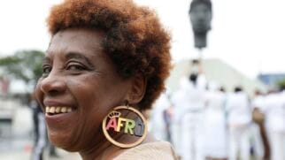 Mulher participa de ato do Dia da Consciência Negra