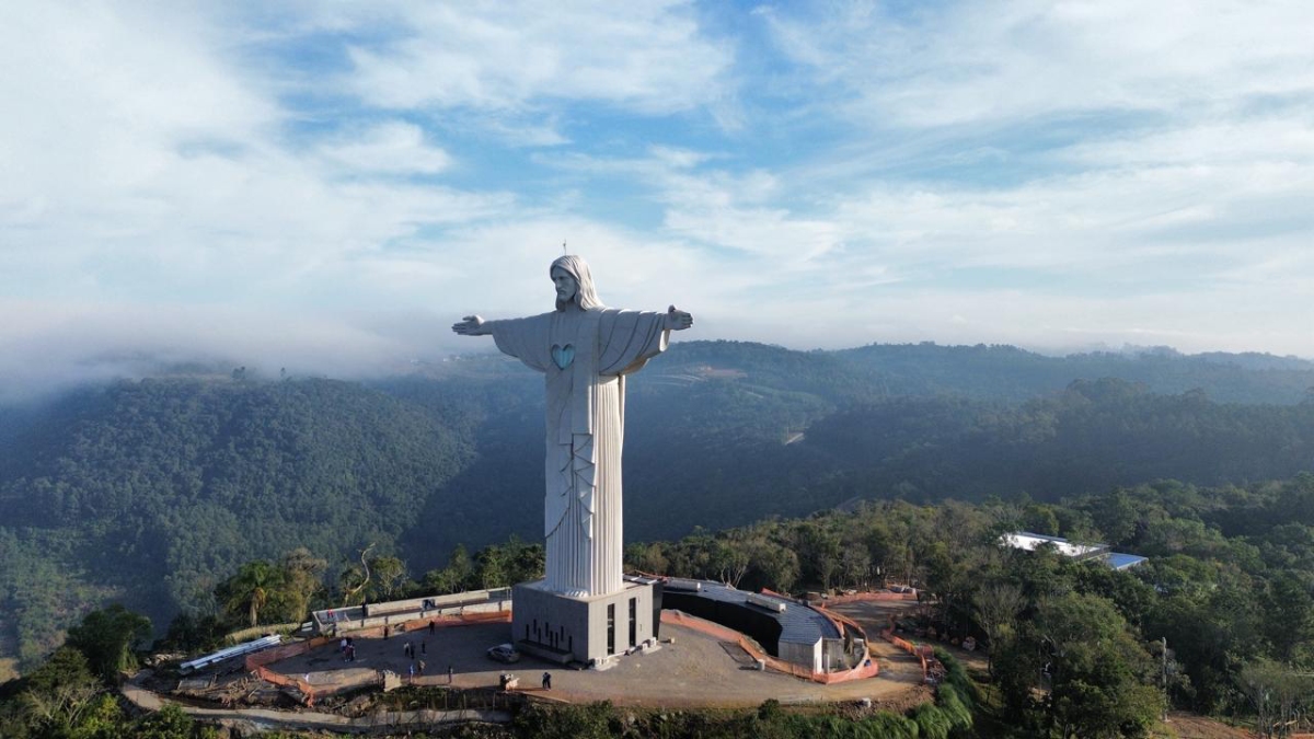 Localizada em Encantado, no Vale do Taquari, no interior do Rio Grande do Sul, o Cristo Protetor de Encantado, mede 37,5 metros de altura