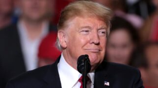 1- Tarifas moderadas do Governo Trump a outros países e impacto limitado na economia norte-americana (Foto: Gage Skidmore/Wikimedia Commons)