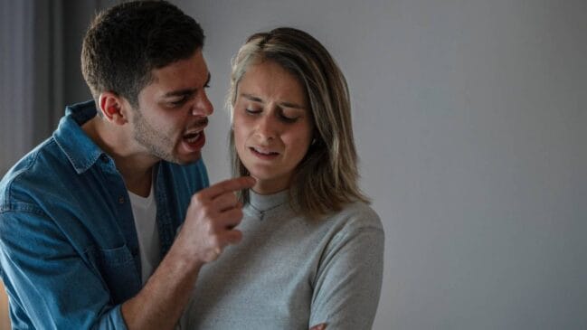 Entender os sinais de violência é importante para romper o ciclo de abusos. Foto: Freepik