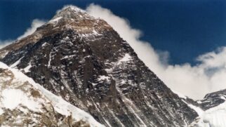O topo do Everest já fez parte do fundo de um antigo oceano, segundo evidências geológicas (Foto: Uwe Gille/Wikimedia Commons)