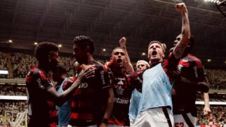 Perto do apito final, já com titulares como Jorginho, Arrascaeta e Bruno Henrique em campo, a pressão do Flamengo resultou no gol de empate