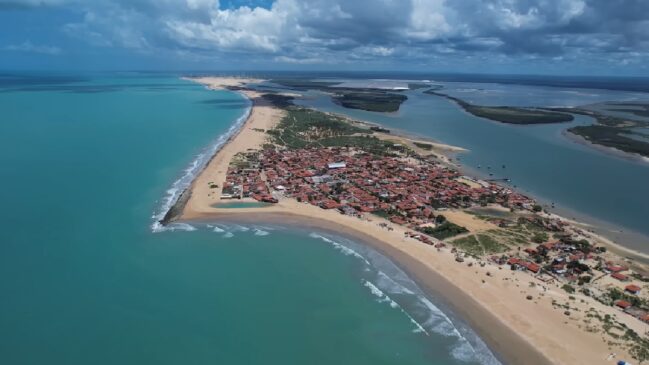 Galinhos fica distante cerca de 160 km da capital Natal, sendo cerca de três horas de carro