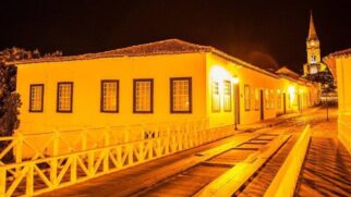 A cerca de 140 quilômetros de Goiânia, Goiás foi fundada no século XVIII às margens do Rio Vermelho, durante o ciclo do ouro