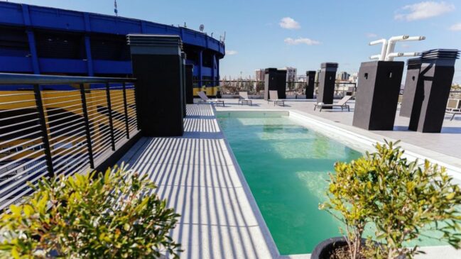 Instalado na rua Brandsen 927, o hotel se destaca por ser o único de Buenos Aires com vista direta para o estádio do Boca Juniors
