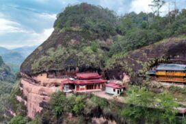 Vila remota mantém templo, cavernas e rotina silenciosa na montanha.