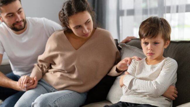 Durante a adolescência, a liberação de melatonina acontece mais tarde.
