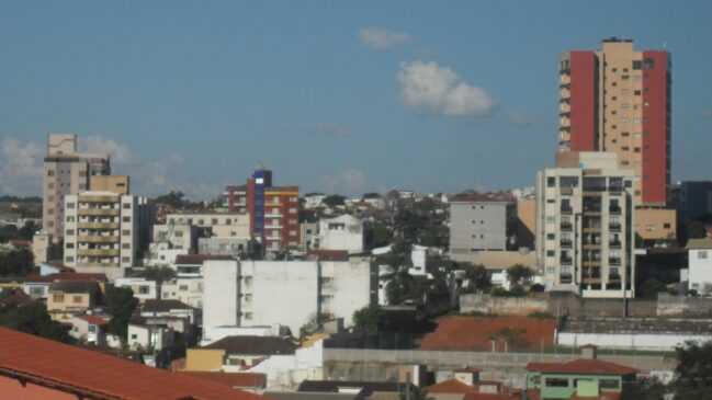 Morar ou visitar Lavras é descobrir uma cidade universitária que soube crescer sem perder o jeito mineiro de receber bem.