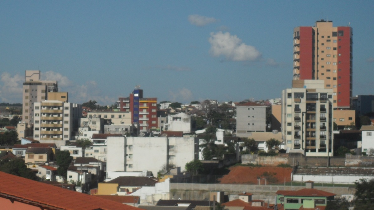 Morar ou visitar Lavras é descobrir uma cidade universitária que soube crescer sem perder o jeito mineiro de receber bem.