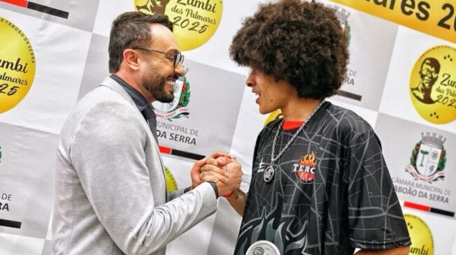 Bressan durante cerimônia com o rapper Magrão