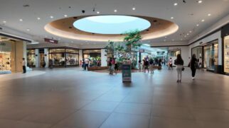 Com mais de 380 lojas e 15 salas de cinema, o shopping é um dos principais pontos turísticos da região