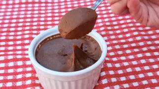 Inhame + cacau 100% + adoçante: receita econômica, sem glúten, sem lácteos e com textura de brigadeiro de colher.