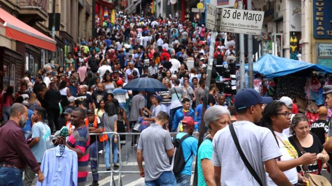 No Brasil, mais de 11 milhões de pessoas ainda não sabem ler nem escrever, e mais de 27% dos adultos são analfabetos funcionais