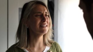 O gaslighting é uma forma silenciosa de manipulação que faz a vítima duvidar de si mesma