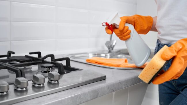 Para limpar o fogão de forma eficiente, o ideal é usar misturas que já começam a dissolver a sujeira antes do esfregão.