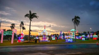 Programação começa às 19h e inclui máquinas de neve, carrossel, roda-gigante e circuito de luzes pela cidade