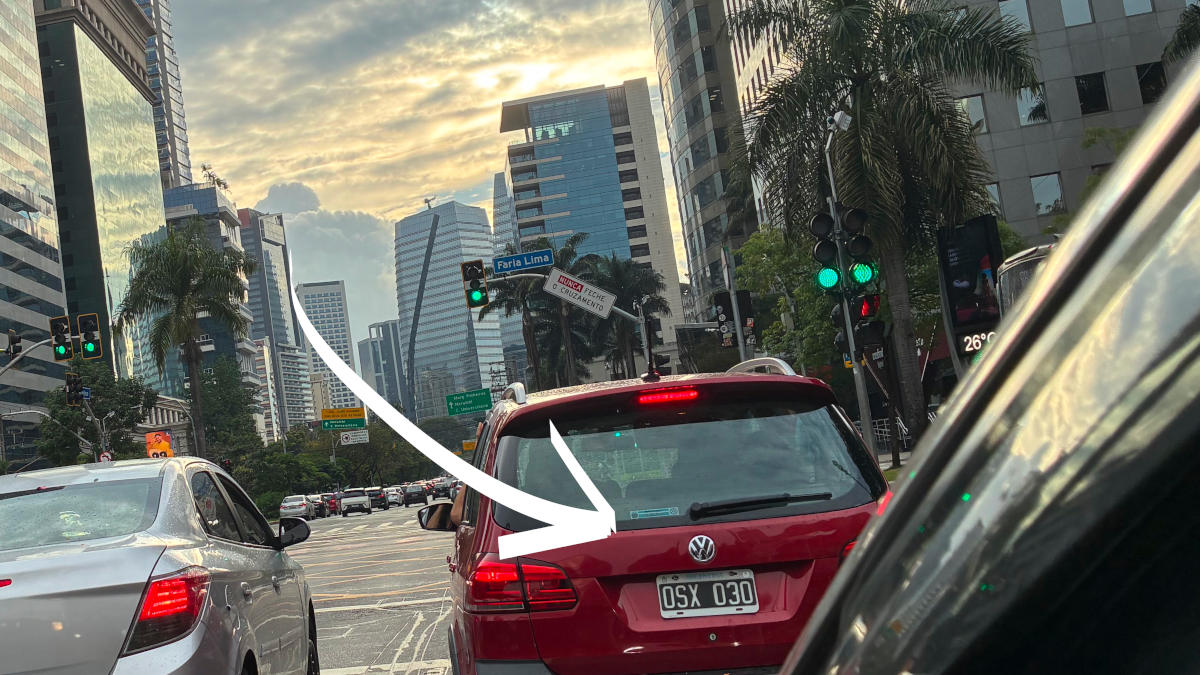 Flagrante da Gazeta mostra placa fora do padrão nacional